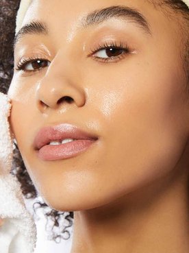Agua fría frente a agua caliente para la piel (revista de belleza, producto estrella)