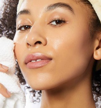 Agua fría frente a agua caliente para la piel (revista de belleza, producto estrella)