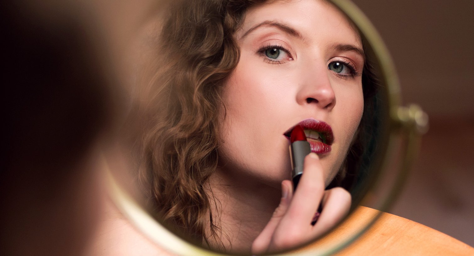 Fall Wedding Trends 2021 red wine lipstick