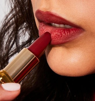 How To Prevent Lipstick Bleeding
