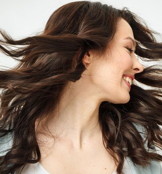 Shampoo morado en cabello castaño