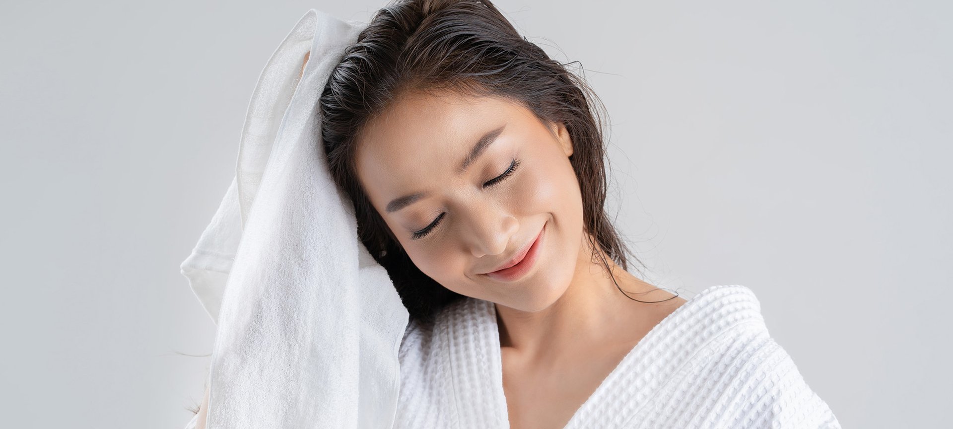 Dormir con el cabello mojado