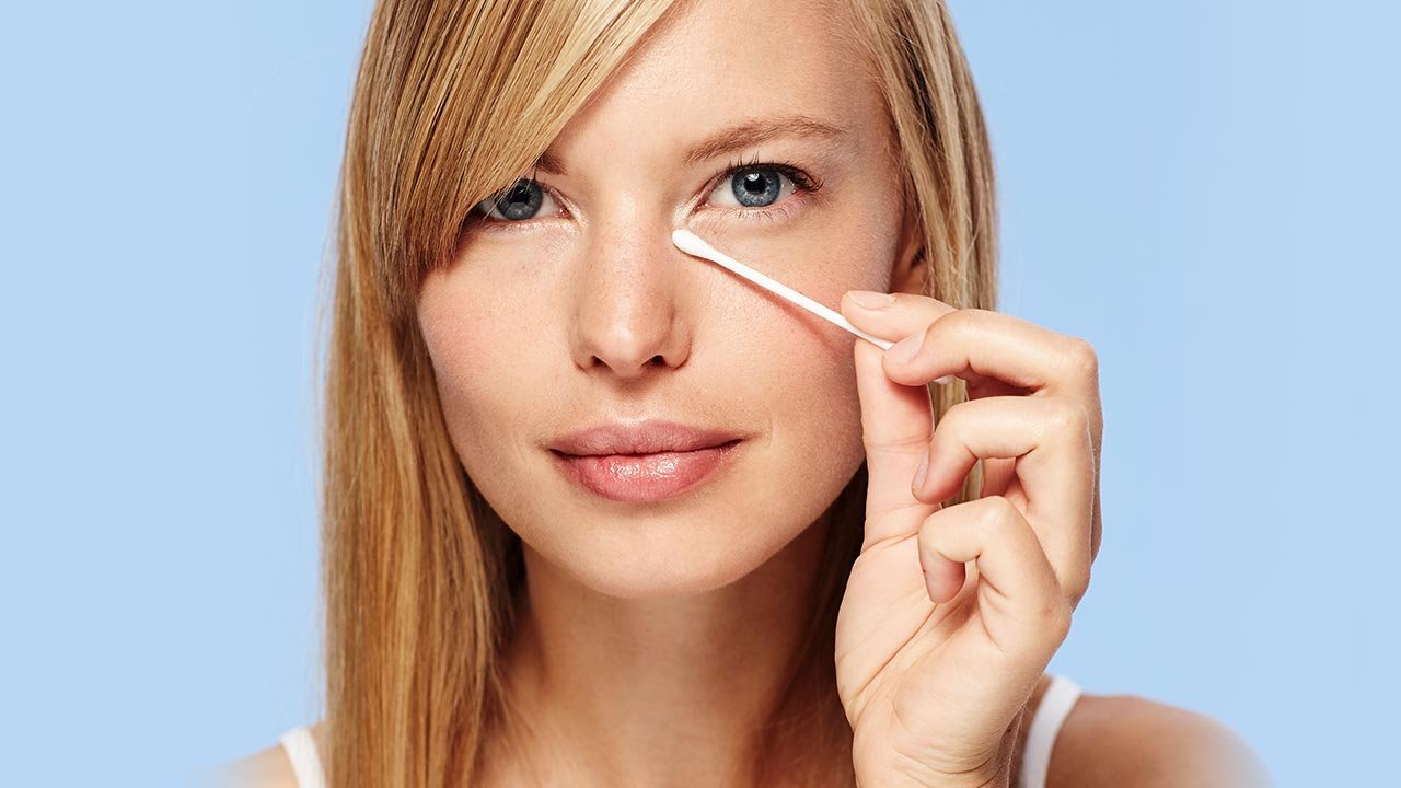 Loreal Paris BMAG Article 10 Beauty Uses for Cotton Swabs D