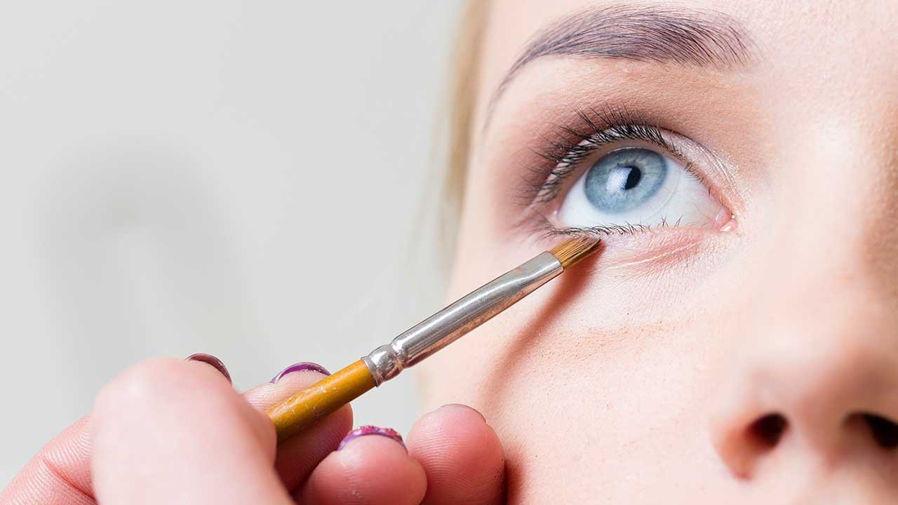 Loreal Paris BMAG Article How to Make Eyeliner Out of Eye Shadow D