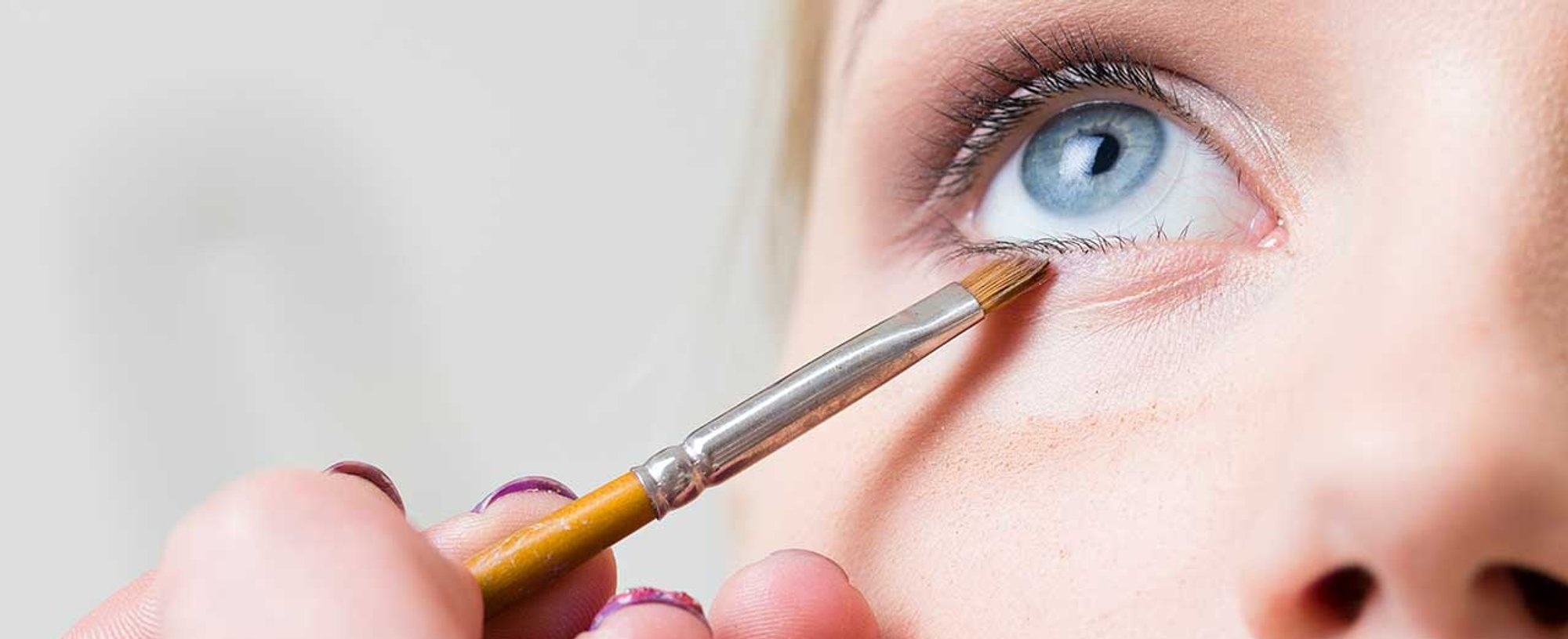 Loreal Paris BMAG Article How to Make Eyeliner Out of Eye Shadow D