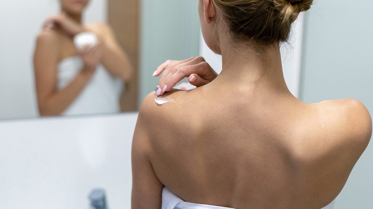 Loreal Paris Article How to Put Lotion on Your Back D