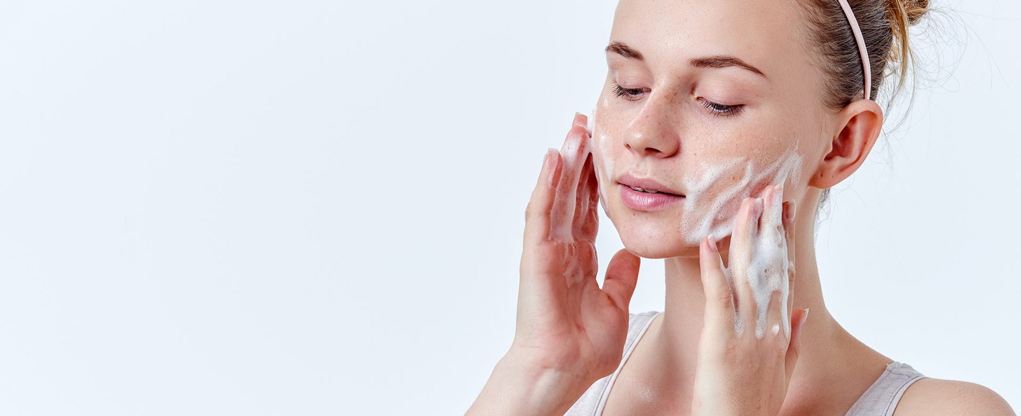 Loreal Paris Article How to Keep Your Hair Shirt Dry When Washing Your Face D