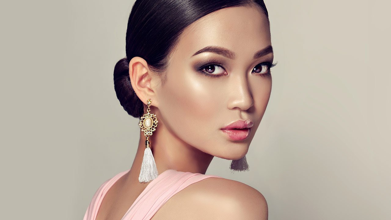 Loreal Paris BMAG How To Get Festive Try These 5 Easy Holiday Beauty Looks MAIN IMAGE D