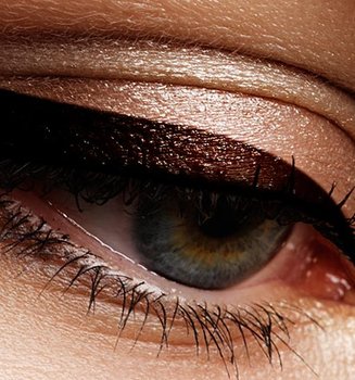 Loreal Paris BMAG Slideshow Wing It Tips for the Perfect Cat Eye SLIDE1