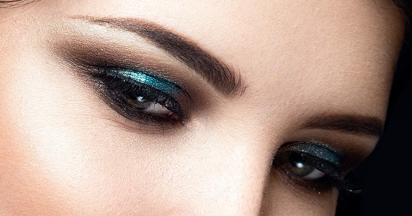 maquillaje verde para ojos marrones