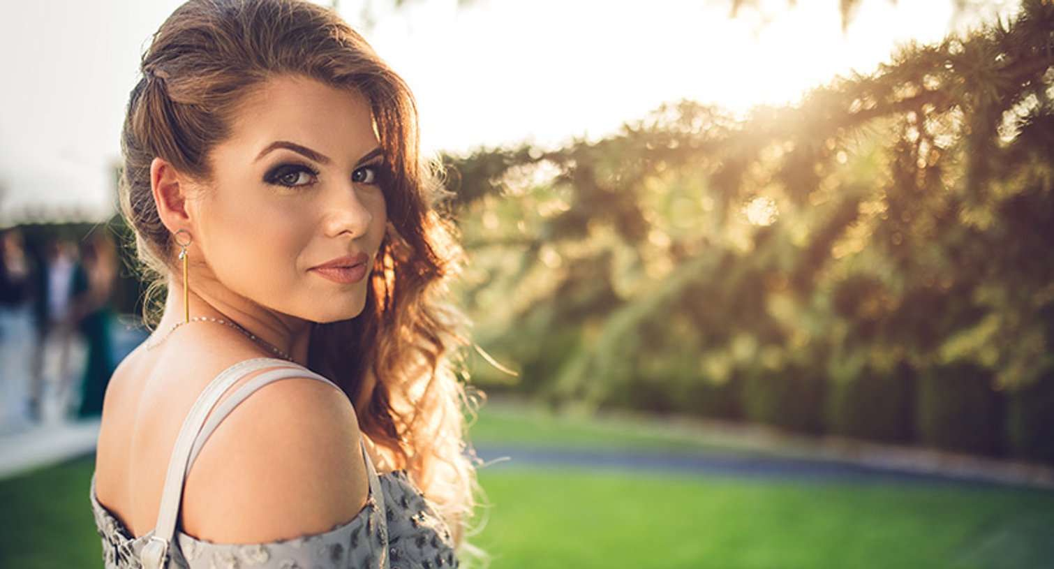 Loreal Paris BMAG Slideshow Your Prom Fashion And Beauty Checklist Slide3