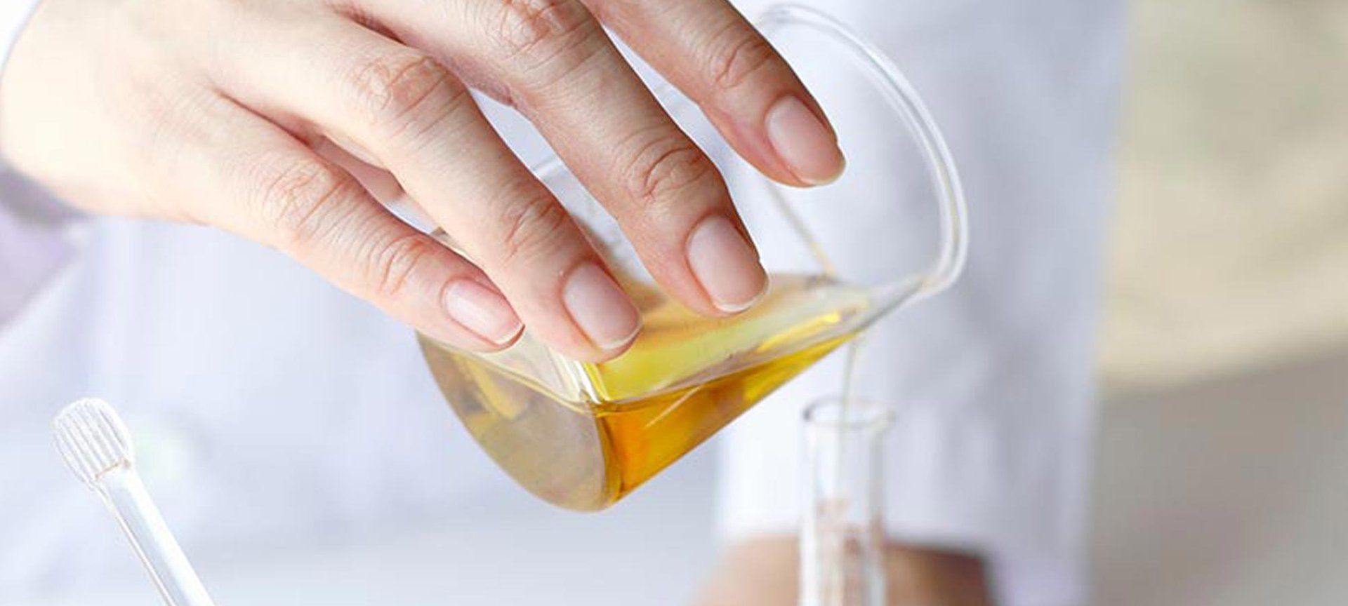 Loreal Paris Makeup Pouring Gold Liquid 2000x900