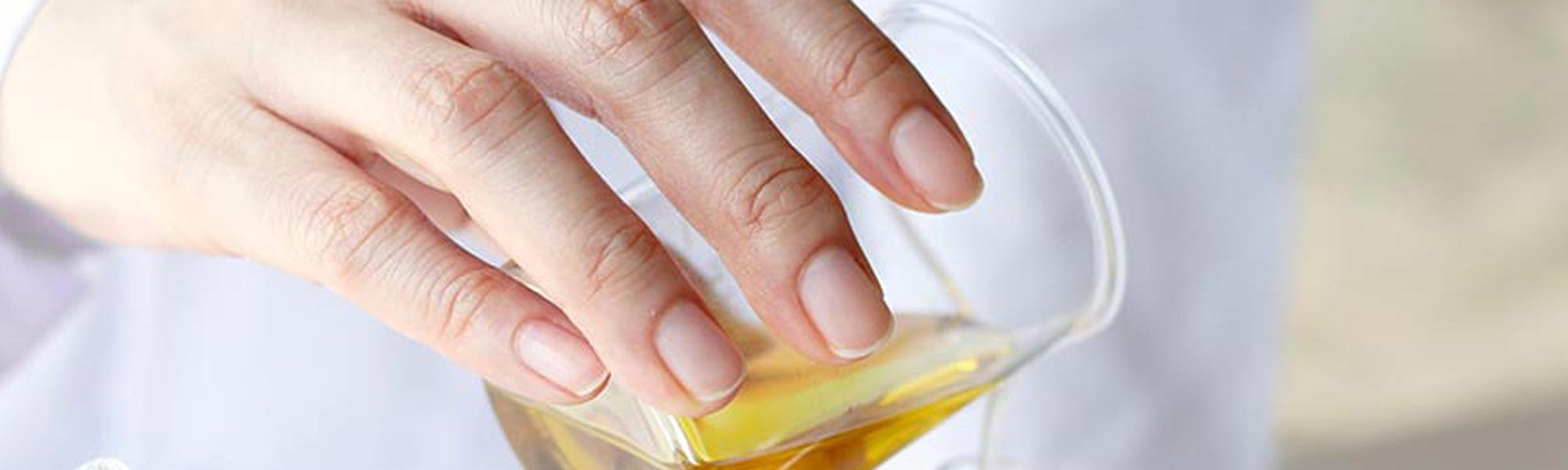 Loreal Paris Makeup Pouring Gold Liquid 2000x900